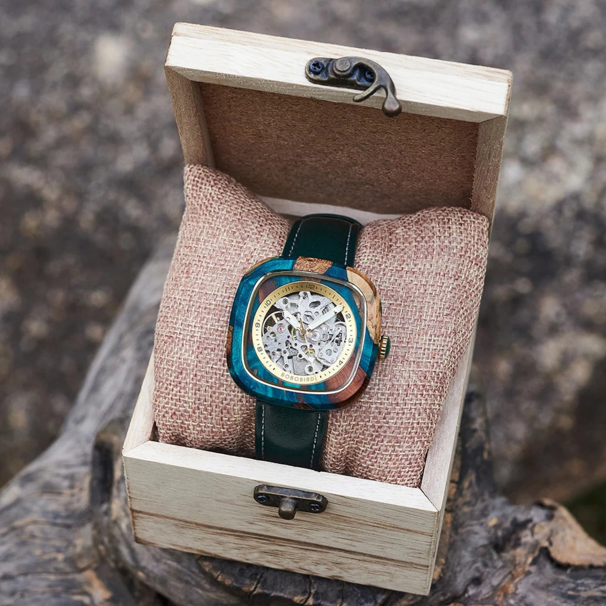 Let nature guide your time with style. - Goldener Wahl 