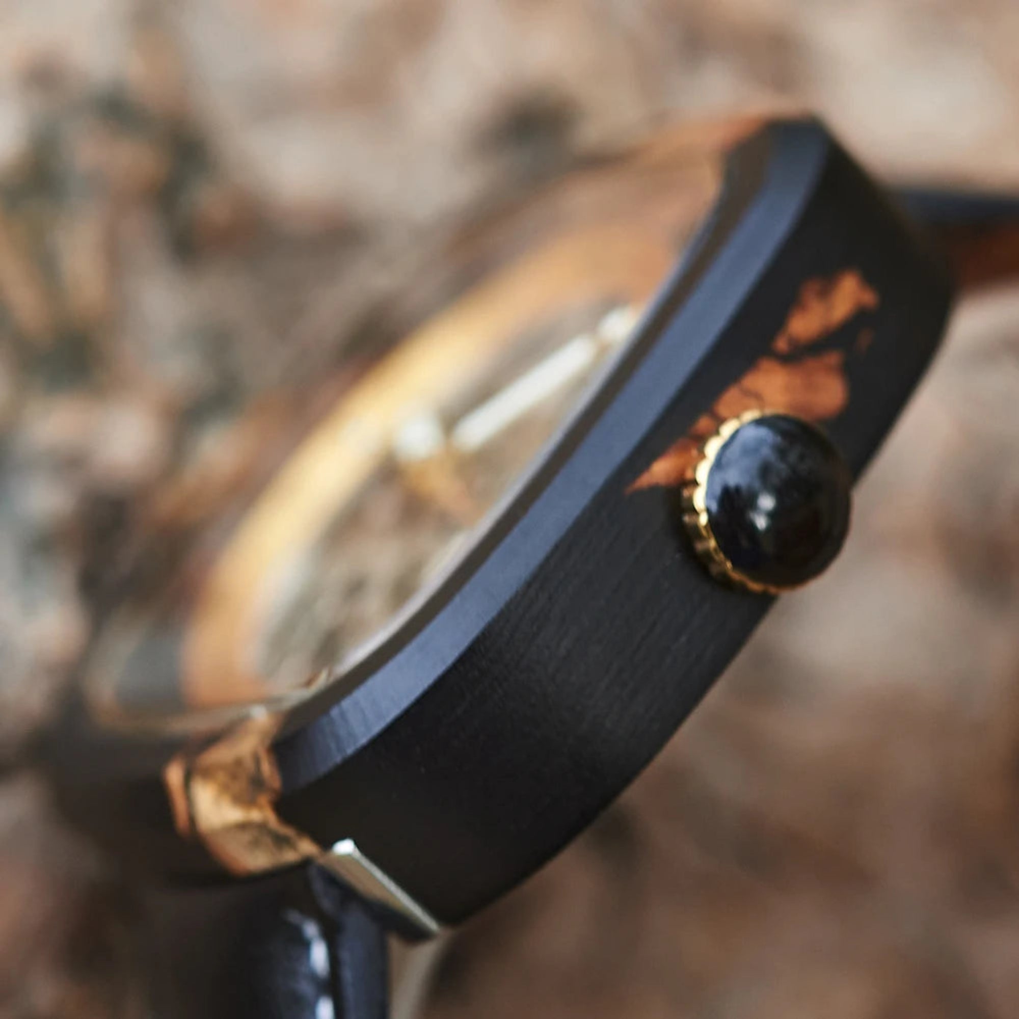 Let nature guide your time with style. - Goldener Wahl 