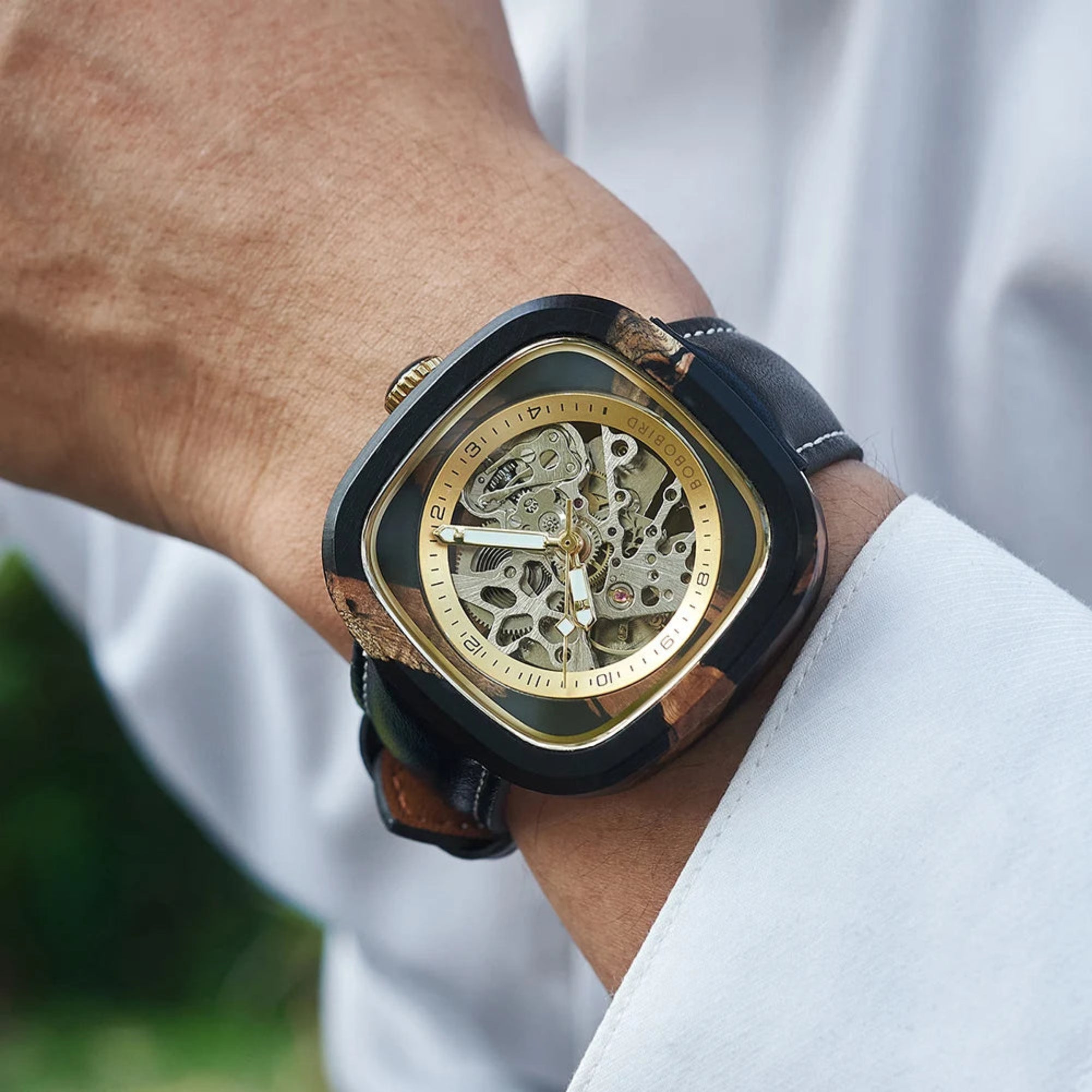 Let nature guide your time with style. - Goldener Wahl 